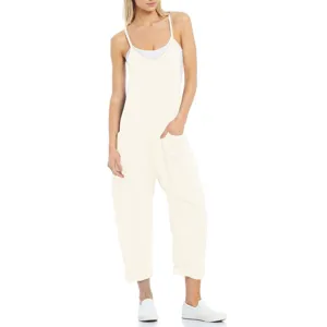 Cremefarbener ärmelloser Overall im Detail, lässiger minimalistischer Stil für Damenmode.