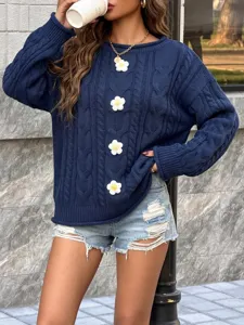Jersey de punto azul marino para mujer con aplicaciones florales 3D y corte holgado.
