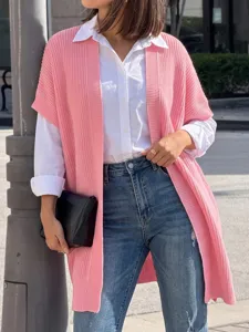 Primer plano detallado de chaleco de punto rosa con camisa blanca y vaqueros estilo urbano.