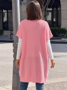 Detalle de chaleco jersey de punto rosa, top túnica sin mangas casual para estilo moda mujer invierno.
