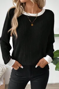 Detailansicht des schwarzen Rippstrick-Pullovers für Damen mit weißem Fake-Two-Piece-Kragen.