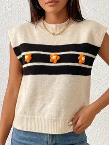 Détail de gilet en tricot avec col rond, motif à rayures et fleurs au crochet faites main.