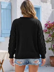 Vista trasera de un jersey negro de punto trenzado con mangas texturizadas y corte holgado.