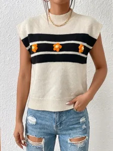 Gilet sans manches en tricot pour femme avec rayures et détails de fleurs crochetées.