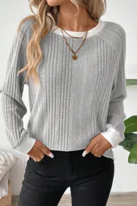 Detailaufnahme des stilvollen grauen Rippstrick-Pullovers im modischen Fake-Two-Piece-Stil.