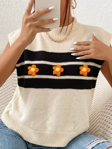 Vue détaillée d'un gilet en tricot sans manches pour femme avec rayures et fleurs crochetées.