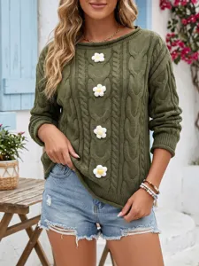 Primer plano del jersey de punto verde con flores de ganchillo hechas a mano y textura.