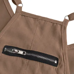 Braune Overall-Detailaufnahme mit verstellbarem Trägerring und schwarzer Reißverschlusstasche.