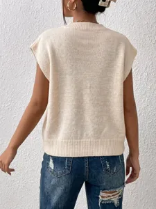Détail du dos d'un pull sans manches en tricot beige décontracté avec bord côte et col rond.
