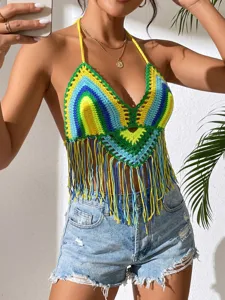 Detailansicht eines bunten, handgehäkelten Strand-Bikini-Tops mit langen, verspielten Fransen