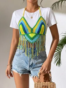 Detailansicht des handgehäkelten bunten Quasten-Halter-Tops für den Strandurlaub