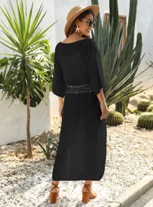 Detailansicht Strandbekleidung schwarz, Häkeldesign in der Taille, eleganter Urlaubsstil Außen.