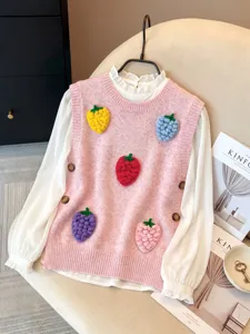 Vista detallada del chaleco de punto rosa con cinco parches de fresas de ganchillo 3D