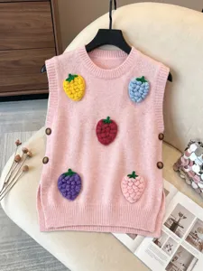 Detalle del chaleco de punto rosa con parches de fresas 3D de colores y botones