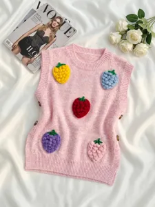 Detalle de chaleco de punto rosa con aplicaciones de fresas de ganchillo 3D