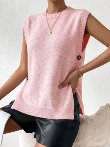 Detalle de chaleco jersey de punto sin mangas, cuello redondo con botones laterales.