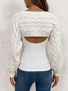 Kurzer Strickbolero Shrug mit Zopfmuster, geschichtet mit weißem Top und Jeans Detailansicht.