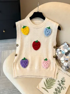 Vista detallada de un chaleco de punto crema con apliques de fresas en 3D de colores
