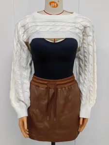 Damen Cropped Zopfstrick Bolero Shrug mit schwarzem Top und braunem Lederrock Set