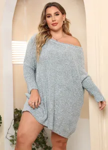 Detailansicht des Oversize Strickkleids mit schulterfreiem Design, weichem Stoff und langen Ärmeln.
