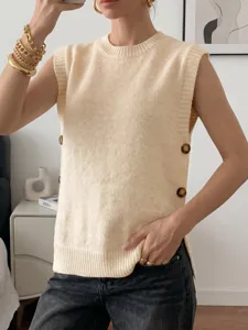 Primer plano detallado del elegante chaleco de punto sin mangas en color beige con botones.
