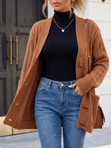 Vue détaillée du cardigan en tricot côtelé marron, mettant en valeur la texture et les boutons.