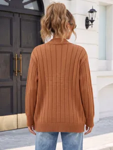 Vue détaillée du gilet en tricot côtelé pour femmes, vêtement décontracté vue de dos.
