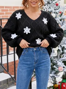 Detailaufnahme des schwarzen Damen Strickpullovers mit weißen Häkel-Schneeflocken und Rauten.