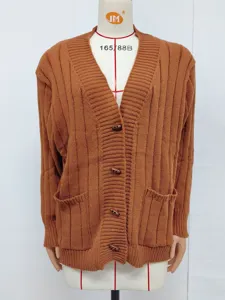 Gilet cardigan marron en tricot côtelé rétro avec boutons cornes et poches pour l'hiver.