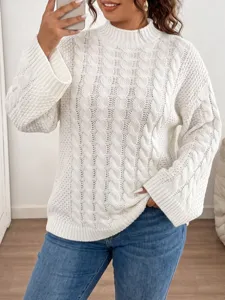 Detailansicht eines weißen Zopfmuster-Pullovers mit hohem Kragen und Trompetenärmeln.