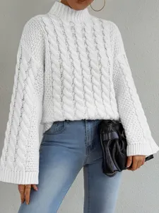 Nahaufnahme Detail von Damen weißem Zopfstrick Rollkragen Pullover mit langen Ärmeln.