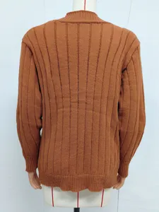 Vue détaillée du pull en tricot côtelé marron montrant le dos et le col cheminée.