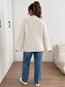 Rückansicht des weißen grobgestrickten Rollkragenpullovers mit Trompetenärmeln für Damen.
