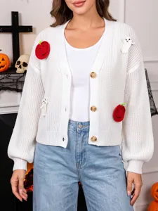 Dettaglio del cardigan in maglia bianca di Halloween da donna con simpatici patch decorativi.