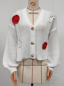 Cardigan in maglia bianco da donna con dettagli di fantasmi e zucche all'uncinetto, casual.