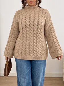 Nahaufnahme des klobigen Zopfstrick-Rollkragenpullovers mit stylischen Schlagärmeln.
