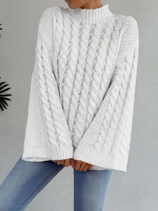 Detaillierter Blick auf den kuscheligen weißen Zopfstrick-Rollkragenpullover mit weiten Ärmeln.