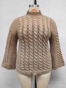 Beigefarbener Grobstrick-Damenpullover mit Stehkragen und Trompetenärmeln, Detailansicht.