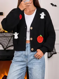 Dettaglio cardigan in maglia nera zucca all'uncinetto di Halloween, giacca corta donna