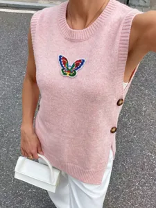 Detailaufnahme der rosa Strickweste mit farbenfrohem Pailletten-Schmetterling