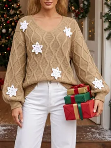 Schicker V-Ausschnitt Weihnachtspullover mit Zopfmuster und bezaubernden gehäkelten Schneeflocken.