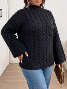 Detailaufnahme des schwarzen Zopfmuster-Rollkragenpullovers mit modischen Trompetenärmeln und Struktur.
