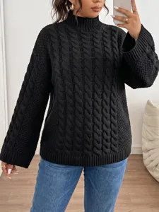 Damen schwarzer grobgestrickter Zopfmuster Rollkragenpullover mit langen Schlagärmeln.