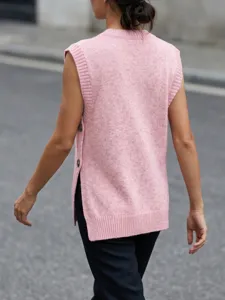 Detailansicht der Rückseite einer rosa Strickweste mit seitlichen Knöpfen für Damen