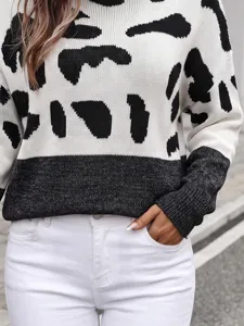 Dettaglio maglione in maglia leopardata da donna che mostra la trama e il contrasto nero-bianco