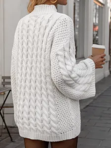 Gemütlicher weißer Grobstrick Pullover mit hohem Rollkragen und bequemem Oversize Schnitt.