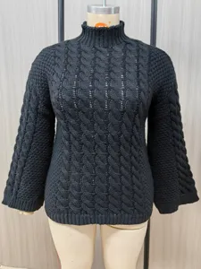 Schwarzer Damen Rollkragenpullover in Grobstrick, dicke Oversize Passform mit Trompetenärmeln.