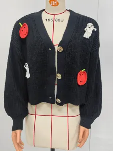 Cardigan lavorato a maglia nero di Halloween con applicazioni di fantasmi e zucche.