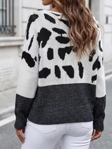 Vista posteriore di un maglione casual in maglia leopardata con spalle scese