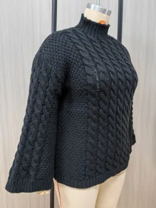Schwarzer Damen Grobstrick Pullover mit Rollkragen und Glockenärmeln in Übergröße.